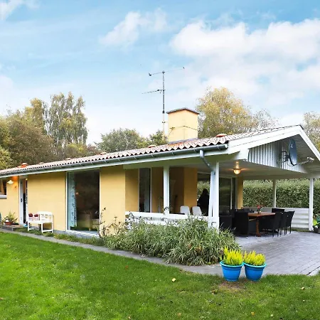 Dom wakacyjny Three-bedroom In 12 *